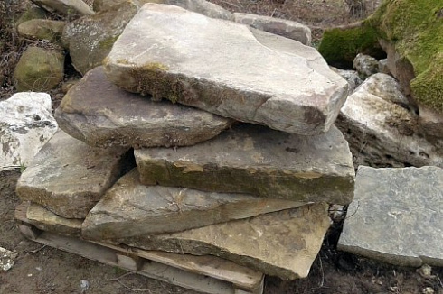 Kamenclub.ru: Песчаник плиты - плахи - пошаговые дорожки (фр. 70-150 мм)  купить в Новороссийске песчаник серый бежевый желтый зеленый колотый песчаник строительный 6500 руб/т   фото КАМЕНЬ КЛУБ