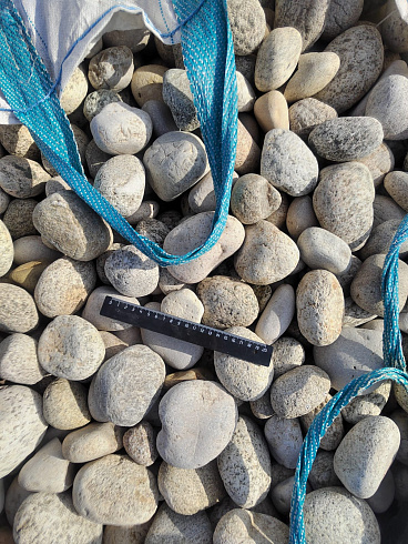 Kamenclub.ru: Галька речная окат (серо-белая) фр. 70-120 мм купить  в Новороссийске галька галечник бело-серая, серо-белая, серая, белая речная природная галька  8000 руб/т   фото КАМЕНЬ КЛУБ