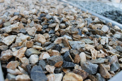 Kamenclub.ru: Мраморная крошка (щебень крошка медовый), фр. 10-20 мм.  купить в Новороссийске песчаник бежевый, серый каменная ландшафтная крошка  12000 руб/т   фото КАМЕНЬ КЛУБ