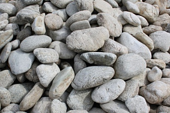 Kamenclub.ru: Бело-серый валунчик фр.100-300 мм.  купить в Новороссийске крупный камень для ландшафта серый, белый бело-серый валун крупная галька 4500 руб/т   фото КАМЕНЬ КЛУБ