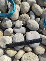 Kamenclub.ru: Галька речная окат (серо-белая) фр. 70-120 мм купить  в Новороссийске галька галечник бело-серая, серо-белая, серая, белая речная природная галька  8000 руб/т   фото КАМЕНЬ КЛУБ