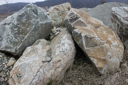 Kamenclub.ru: Гранит скальник (серо-зеленый) фр. 500-1500 мм.  купить в Новороссийске гранит мрамор  серый зеленый темно-серый глыба скальная колотая ландшафтная 7 500 руб/т   фото КАМЕНЬ КЛУБ