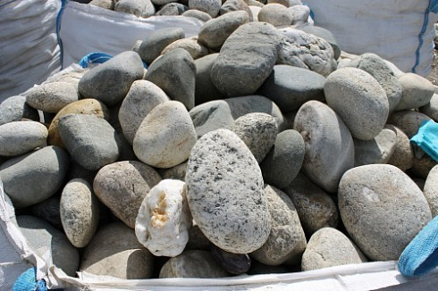 Kamenclub.ru: Речной валун (Ассорти) фр.100-300 мм.  купить в Новороссийске галечник серый, темно-серый, светло-серый речная галька крупных размеров 4200 руб/т   фото КАМЕНЬ КЛУБ