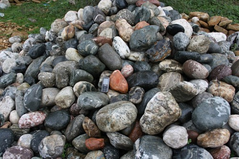 Kamenclub.ru: Ландшафтные валунчики фр.100-500 мм.  купить в Новороссийске крупный природный камень серый, темно-серый, светло-серый речной валун крупный 4800 руб/т   фото КАМЕНЬ КЛУБ