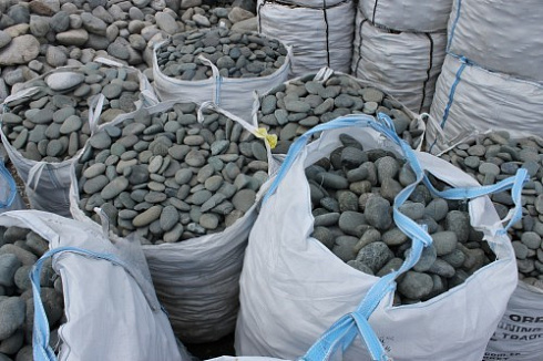 Kamenclub.ru: Темно-серый валунчик фр.100-300 мм.  купить в Новороссийске крупный природный камень серый, темно-серый, светло-серый речная галька большого размера окатанная 4500 руб/т   фото КАМЕНЬ КЛУБ