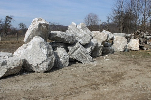 Kamenclub.ru: Мраморизированный известняк фр.500-1500 мм.  купить в Новороссийске    10000 руб/т   фото КАМЕНЬ КЛУБ