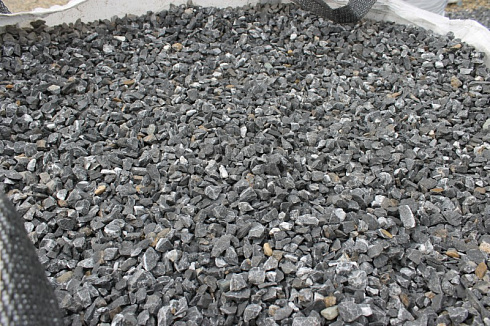 Kamenclub.ru: Щебень крошка черный (мрамор) фр. 5-10 мм.  купить в Новороссийске мрамор черный с белыми прожилками, черный, белый мраморная крошка декоративная ландшафтная 11000 руб/т   фото КАМЕНЬ КЛУБ