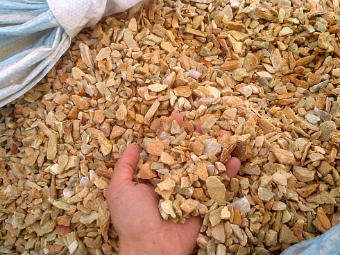 Kamenclub.ru: Щебень крошка желтый (ЗЛАТОЛИТ) фр. 10-20 мм.  купить в Новороссийске златолит бежевый, золотистый, желтый каменная декоративная крошка щебня златолита 10800 руб/т   фото КАМЕНЬ КЛУБ