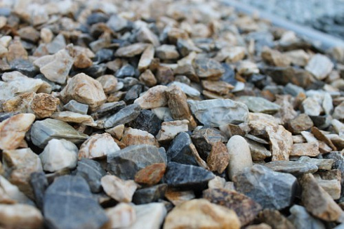 Kamenclub.ru: Мраморная крошка (щебень крошка медовый), фр. 10-20 мм.  купить в Новороссийске песчаник бежевый, серый каменная ландшафтная крошка  12000 руб/т   фото КАМЕНЬ КЛУБ