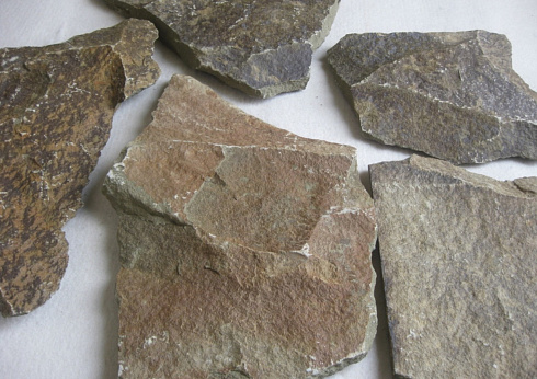 Kamenclub.ru: Песчаник пластушка "фонтанка" серо-зеленая (3,0-5,0 см)  купить в Новороссийске песчаник серо-зеленая колотые плитки облицовочные пластушки 11400 руб/м3   фото КАМЕНЬ КЛУБ