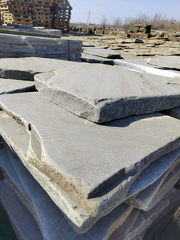 Kamenclub.ru: Песчаник пластушка галтованная светло-серая (3,0 см)  купить в Новороссийске песчаник светло-серый, серый ландшафтный камень рваный колотый 21000 руб/м3   фото КАМЕНЬ КЛУБ