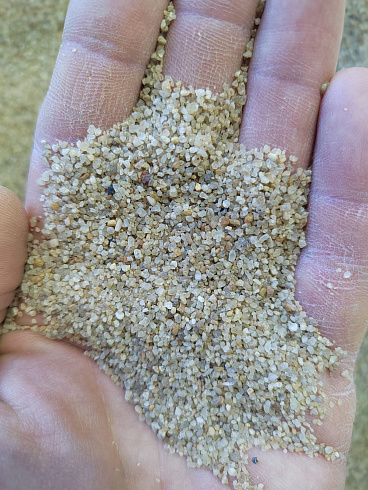 Кварцевый песок для площадок фр. 0,6-1,2 мм.  купить в Новороссийске фото Камень Клуб