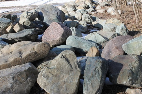 Kamenclub.ru: Гранит скальник (серо-зеленый) фр. 500-1500 мм.  купить в Новороссийске гранит мрамор  серый зеленый темно-серый глыба скальная колотая ландшафтная 7 500 руб/т   фото КАМЕНЬ КЛУБ