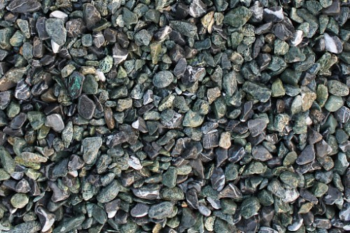 Kamenclub.ru: Мраморная крошка (щебень галтованный микс:зеленый-черный) фр.10-20 мм.  купить в Новороссийске мрамор зеленый, черный декоративные ландшафтные окатанные округлые камни щебня 14500 руб/т   фото КАМЕНЬ КЛУБ