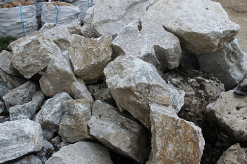 Kamenclub.ru: Мраморизированный известняк фр. 100-500 мм.  купить в Новороссийске известняк серый белый темно-серый сероватый валун природного образования окатанный 10500 руб/т   фото КАМЕНЬ КЛУБ