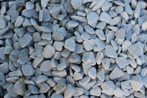 Kamenclub.ru: Мраморная крошка (щебень галтованный белый), фр.20-40 мм.  купить в Новороссийске мрамор белый бежевый молочный мраморный щебень декоративный 17000 руб/т   фото КАМЕНЬ КЛУБ