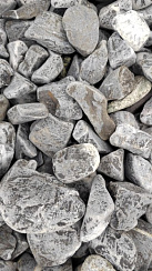 Kamenclub.ru: Щебень галтованный черный (мрамор) фр.40-70 мм.  купить в Новороссийске мрамор черный с белыми прожилками, черный, белый щебень галтованный округлый 13500 руб/т   фото КАМЕНЬ КЛУБ