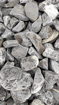 Kamenclub.ru: Щебень галтованный черный (мрамор) фр.40-70 мм.  купить в Новороссийске мрамор черный с белыми прожилками, черный, белый щебень галтованный округлый 13500 руб/т   фото КАМЕНЬ КЛУБ