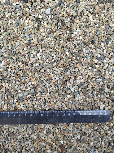 Kamenclub.ru: Галька речная окат (серая) фр.3-5 мм купить  в Новороссийске галька речная серая бежевый темно-серый окатанный речной камень округлый 9500 руб/т   фото КАМЕНЬ КЛУБ