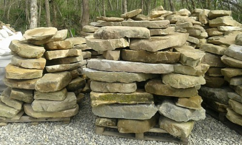 Kamenclub.ru: Песчаник плиты - плахи - пошаговые дорожки (фр. 70-150 мм)  купить в Новороссийске песчаник серый бежевый желтый зеленый колотый песчаник строительный 6500 руб/т   фото КАМЕНЬ КЛУБ