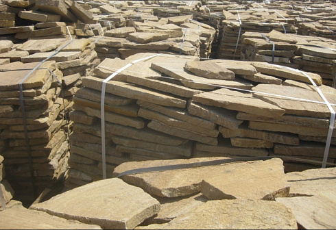 Kamenclub.ru: Песчаник пластушка желтый с рисунком (3 см)  купить в Новороссийске песчаник желтый с рисунком, рыжий, желтый песчаник пластушка ландшафтная рваная 8 500 руб/м3   фото КАМЕНЬ КЛУБ