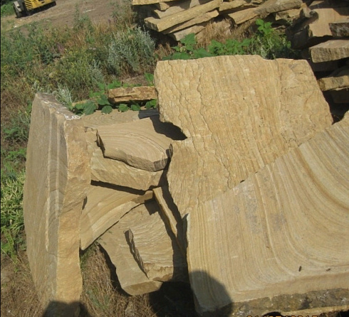 Kamenclub.ru: Форматный камень (плаха) пошаговая дорожка от 70-150 см (4 -12 см)  купить в Новороссийске плитняк  форматный плаха желтый песчаник 9 000 руб/т   фото КАМЕНЬ КЛУБ