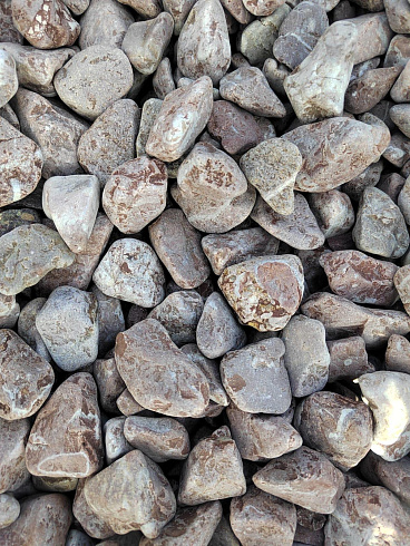 Kamenclub.ru: Мраморная крошка (щебень галтованный розовый) фр.10-20 мм.  купить в Новороссийске мрамор розовый, красный ландшафтный декоративный окатанный округлый щебень 15000 руб/т   фото КАМЕНЬ КЛУБ