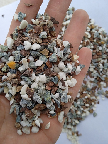 Kamenclub.ru: Мраморная крошка (щебень крошка микс : белый-черный-розовый) фр. 3-5 мм.  купить в Новороссийске мрамор белый, черный, розовый, разноцветный мраморная каменная крошка декорвтивная 12000 руб/т   фото КАМЕНЬ КЛУБ