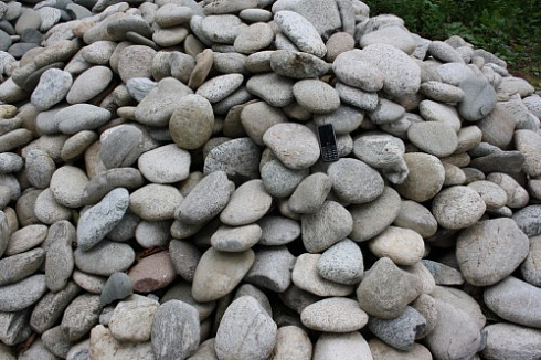 Kamenclub.ru: Галька речная плоская (бело-серая) фр. 100-200-300 мм. купить  в Новороссийске галька речная плоская серый, белый, бело-серый, серо-белый речная галька плоская  9000 руб/т   фото КАМЕНЬ КЛУБ