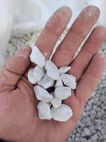 Kamenclub.ru: Мраморная крошка, щебень, цвет-белый, фр. 10-20 мм.  купить в Новороссийске мрамор белый, молочный айвори каменная ландшафтная декоративная крошка шебня 12000 руб/т   фото КАМЕНЬ КЛУБ