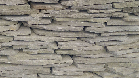 Kamenclub.ru: Песчаник пластушка светло-серый (2,0 см)  купить в Новороссийске плитняк- ластушка светло-серый, серый рваный ландшафтный плитняк колотый 13800 руб/м3   фото КАМЕНЬ КЛУБ