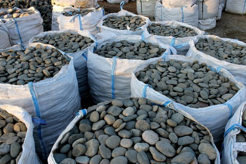 Kamenclub.ru: Галька речная плоская (темно-серая) фр. 100-200-300 мм. купить  в Новороссийске галька речная плоская темно-серый, серый, синий речной галечник плоский 9000 руб/т   фото КАМЕНЬ КЛУБ