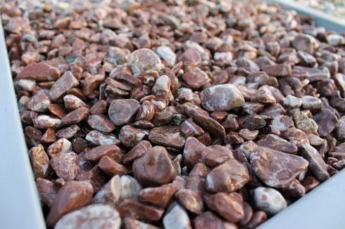 Kamenclub.ru: Мраморная крошка (щебень галтованный розовый) фр.10-20 мм.  купить в Новороссийске мрамор розовый, красный ландшафтный декоративный окатанный округлый щебень 15000 руб/т   фото КАМЕНЬ КЛУБ