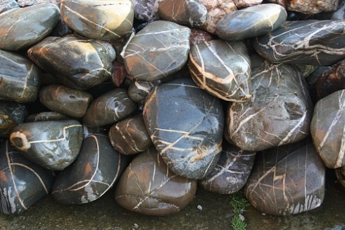 Kamenclub.ru: Валунчик Паутинник фр.100-300 мм  купить в Новороссийске крупный природный камень галечник темно-серый с прожилками белый черный речной валунчик 5000 руб/т   фото КАМЕНЬ КЛУБ