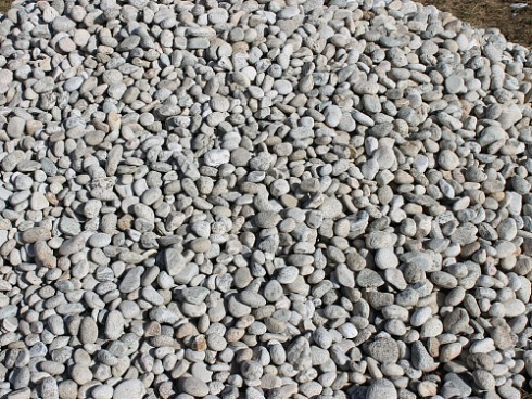 Kamenclub.ru: Галька речная окат (серо-белая) фр. 70-120 мм купить  в Новороссийске галька галечник бело-серая, серо-белая, серая, белая речная природная галька  8000 руб/т   фото КАМЕНЬ КЛУБ