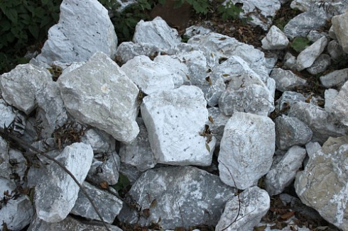 Kamenclub.ru: Мраморизированный известняк фр. 100-500 мм.  купить в Новороссийске известняк серый белый темно-серый сероватый валун природного образования окатанный 10500 руб/т   фото КАМЕНЬ КЛУБ