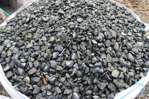 Kamenclub.ru: Щебень галтованный зеленый (змеевик) фр. 20-40 мм.  купить в Новороссийске мрамор зеленый, салатовый оголтованный щебень мраморный 12500 руб/т   фото КАМЕНЬ КЛУБ