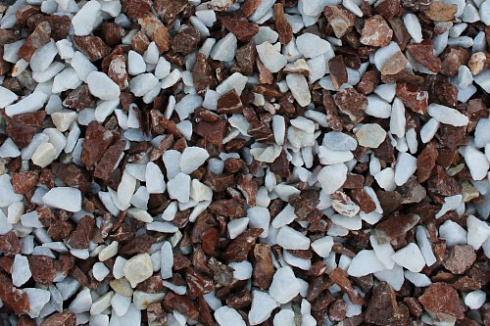 Kamenclub.ru: Мраморная крошка (щебень крошка микс: белый-розовый) фр. 10-20 мм.  купить в Новороссийске мрамор белый, розовый каменный декоративный ландшафтный щебень 12000 руб/т   фото КАМЕНЬ КЛУБ