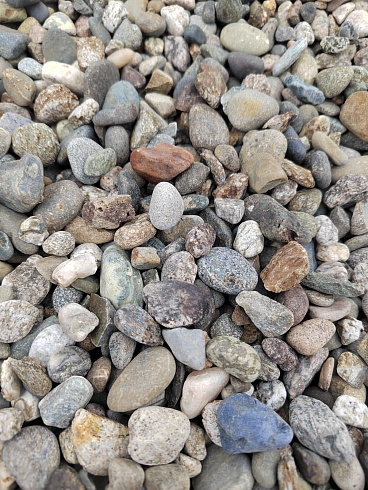 Kamenclub.ru: Галька речная окат (серая) фр.10-20 мм купить  в Новороссийске галька речная серая, серый, темно-серый, светло-серый, коричневый ландшафтная декоративная речная окатанная округлая галька 5000 руб/т   фото КАМЕНЬ КЛУБ