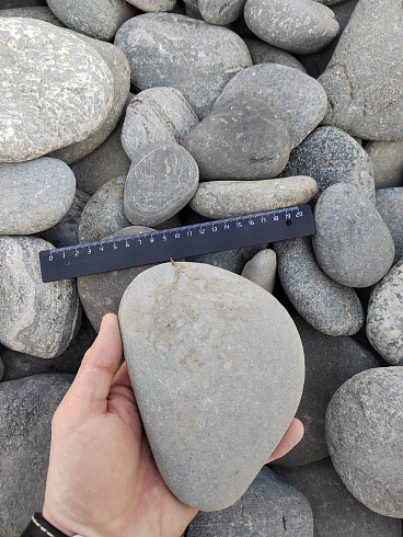 Kamenclub.ru: Галька речная плоская (ассорти) фр. 70-150 мм. купить  в Новороссийске галька галечник серый белый темно-серый синий светло-серый плоская природная галька  9000 руб/т   фото КАМЕНЬ КЛУБ