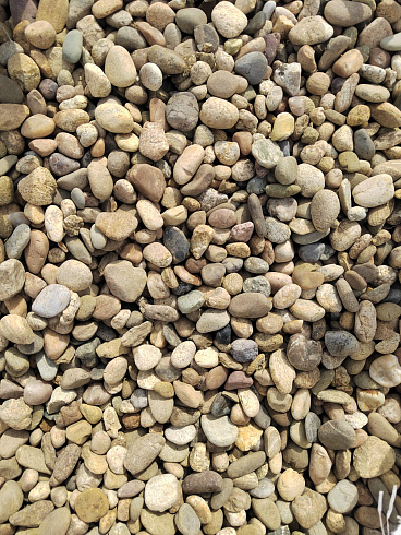 Kamenclub.ru: Галька речная окат рыжая фр. 20-40 мм. купить  в Новороссийске галька речная окатанная рыжая желтая серая округлая речная галька 5000 руб/т   фото КАМЕНЬ КЛУБ