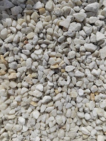 Kamenclub.ru: Мраморная крошка, щебень, цвет-белый, фр. 5-10 мм.  купить в Новороссийске мрамор белый, айвори, молочный мраморная каменная крошка ландшафтная 12000 руб/т   фото КАМЕНЬ КЛУБ
