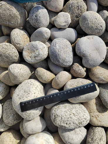 Kamenclub.ru: Галька речная окат (серо-белая) фр. 70-120 мм купить  в Новороссийске галька галечник бело-серая, серо-белая, серая, белая речная природная галька  8000 руб/т   фото КАМЕНЬ КЛУБ