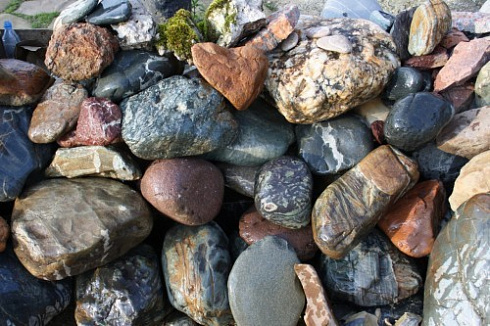 Kamenclub.ru: Ландшафтные валунчики фр.100-500 мм.  купить в Новороссийске крупный природный камень серый, темно-серый, светло-серый речной валун крупный 4800 руб/т   фото КАМЕНЬ КЛУБ