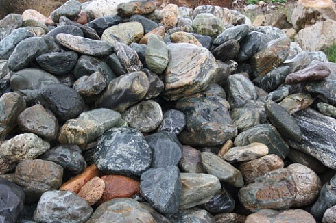 Kamenclub.ru: Ландшафтные валунчики фр.100-500 мм.  купить в Новороссийске крупный природный камень серый, темно-серый, светло-серый речной валун крупный 4800 руб/т   фото КАМЕНЬ КЛУБ