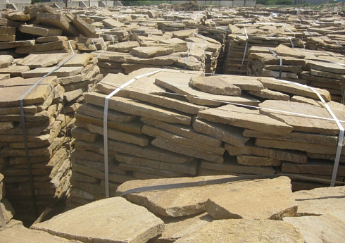 Kamenclub.ru: Песчаник пластушка желтый с рисунком (3 см)  купить в Новороссийске песчаник желтый с рисунком, рыжий, желтый песчаник пластушка ландшафтная рваная 8 500 руб/м3   фото КАМЕНЬ КЛУБ