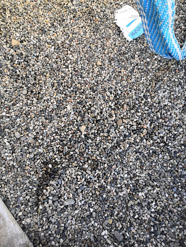 Kamenclub.ru: Галька речная окат (серая) фр.3-5 мм купить  в Новороссийске галька речная серая бежевый темно-серый окатанный речной камень округлый 9500 руб/т   фото КАМЕНЬ КЛУБ