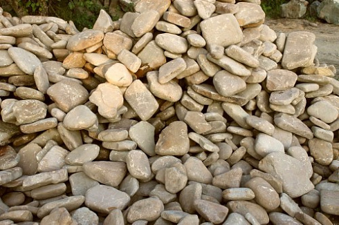 Kamenclub.ru: Песчаник для мощения дорожек, площадок, парковок ( фр 5-10 см)  купить в Новороссийске песчаник  серый желтый коричневый рыжий песчаник оголтованный окатанный 6500 руб/т   фото КАМЕНЬ КЛУБ