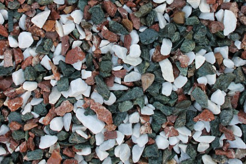 Kamenclub.ru: Мраморная крошка (щебень крошка микс: белый-розовый) фр. 10-20 мм.  купить в Новороссийске мрамор белый, розовый каменный декоративный ландшафтный щебень 12000 руб/т   фото КАМЕНЬ КЛУБ