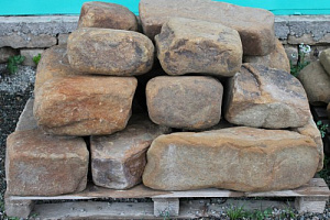 Kamenclub.ru: Песчаник для строительства и кладки (фр. 200-400 мм)  купить в Новороссийске песчаник бежевый серый рыжий желтый блоки для строительства из песчаника 6500 руб/т   фото КАМЕНЬ КЛУБ